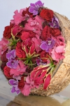 Букет невесты с розами и глориозой - Лесные ягоды