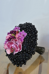 Букет невесты с розами и фиалками - Черная жемчужина